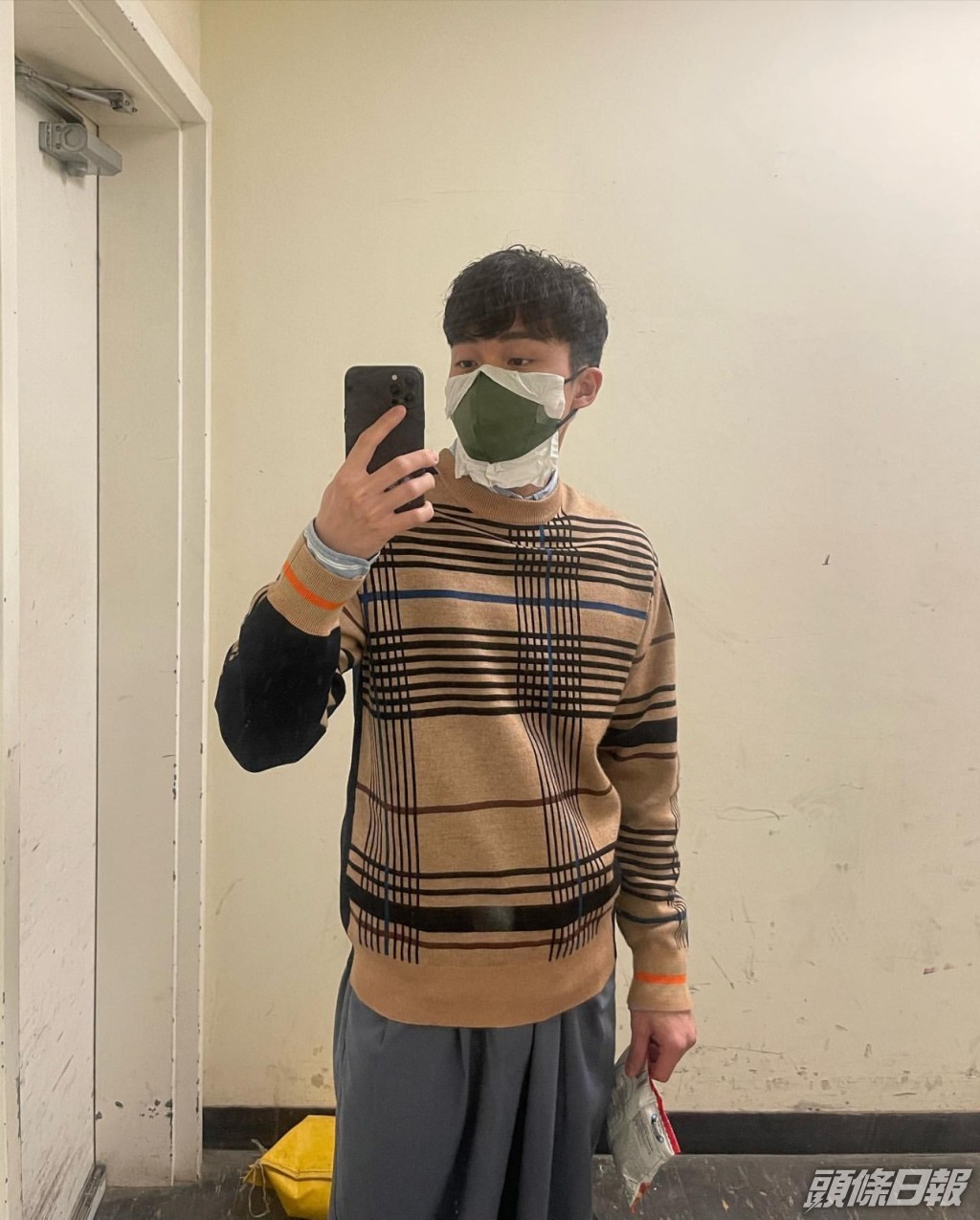 周嘉洛的口罩內又加上紙巾，雙重保護。